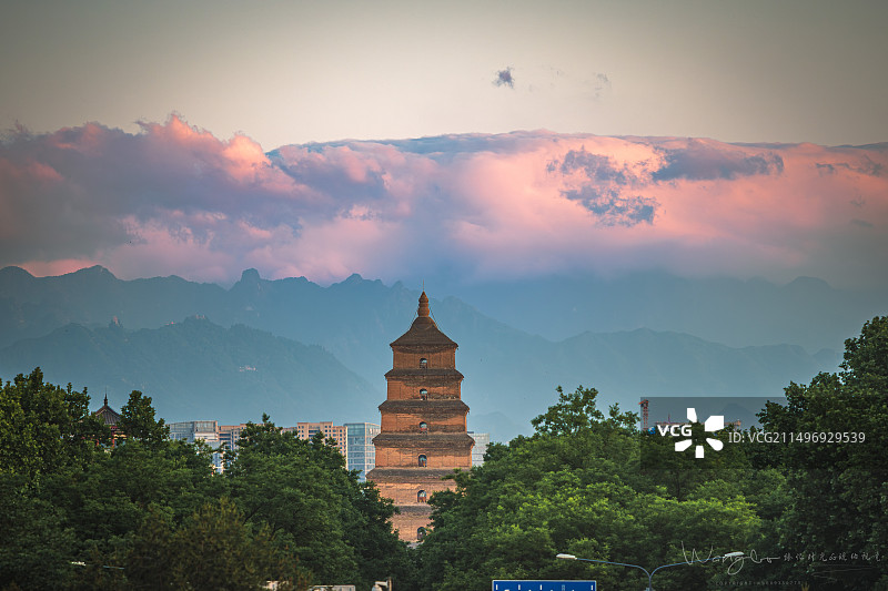 大雁塔秦岭同框图片素材