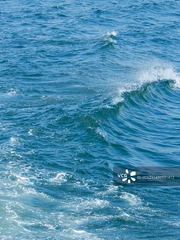 光影与道路交织，夕阳与海浪共绘浪漫图片素材