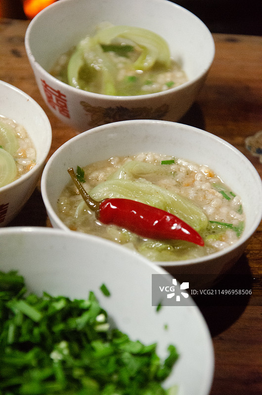 广西桂林灌阳县的特色美食——烟火气十足的灌阳柴火油茶特写图片素材