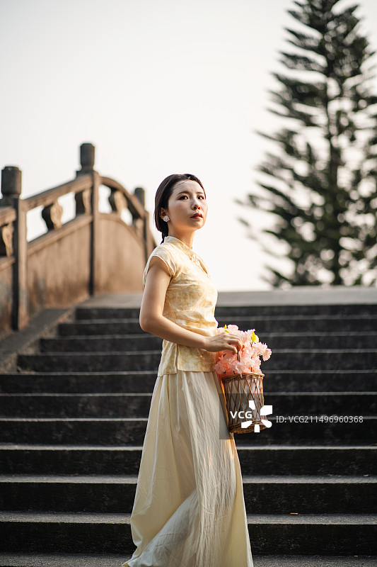 在古代园林里穿着中国古典中式传统旗袍的女子图片素材