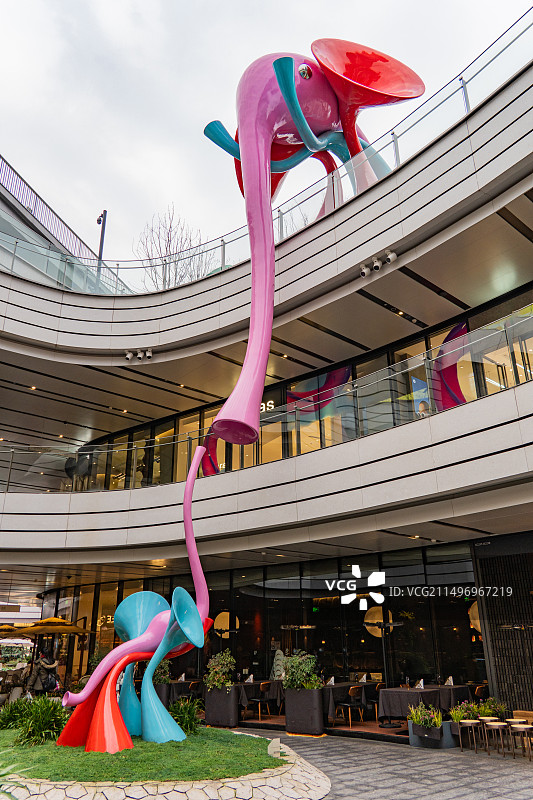 大象投喂小象大型现代雕塑建筑图片素材