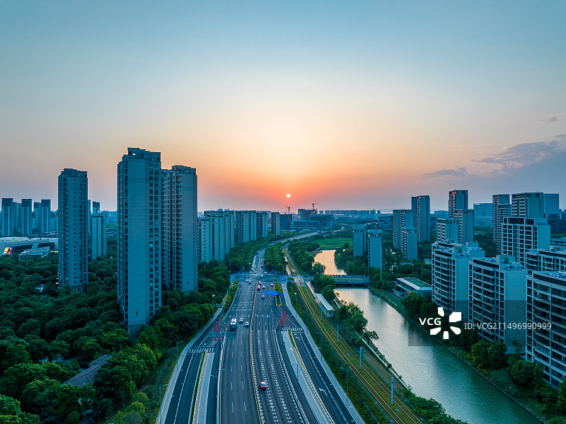 航拍夏季日落时分，苏州高新区科技城北部区域，落日，建筑，河流图片素材