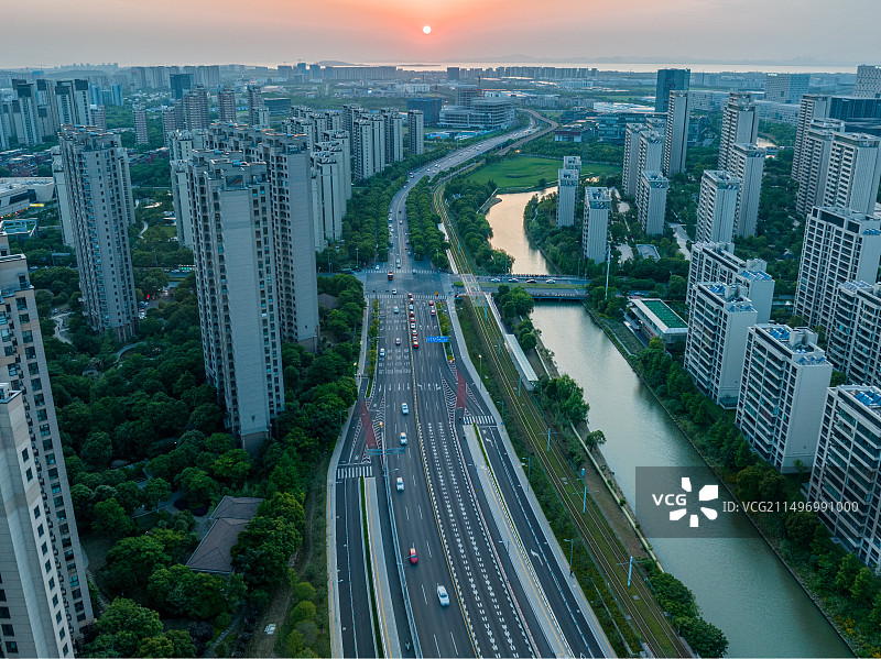 航拍夏季日落时分，苏州高新区科技城北部区域，落日，建筑，河流图片素材