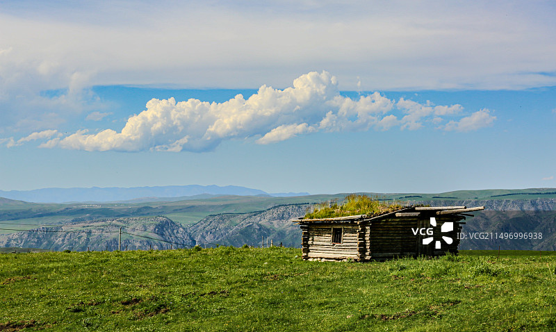 新疆琼库什台草原木屋图片素材