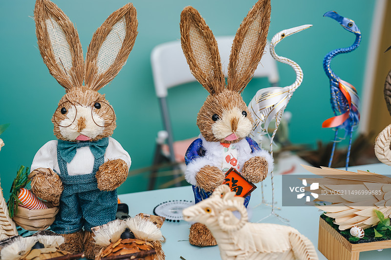 桌上兔子装饰特写图片素材