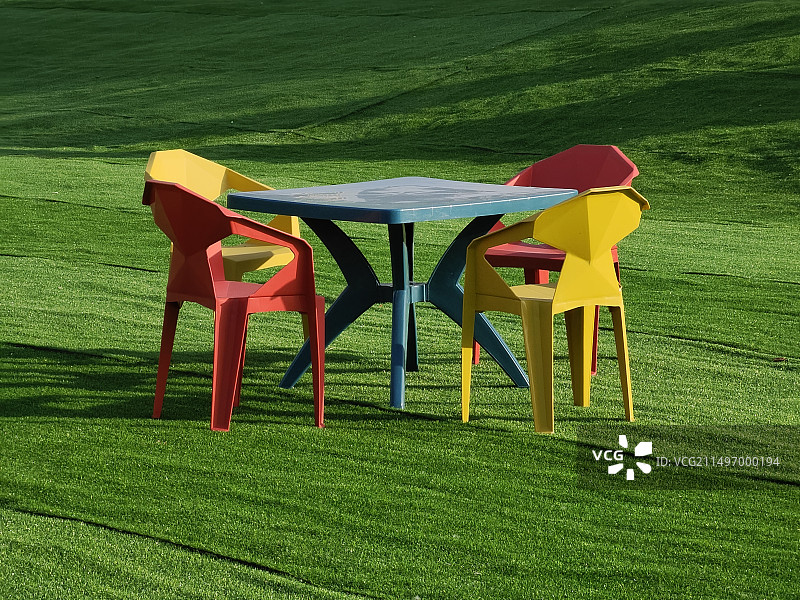《绿草地上的桌椅》图片素材