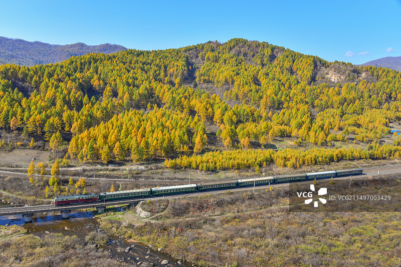 鸡西-哈尔滨东K7174次行驶在滨绥线横道河子附近图片素材