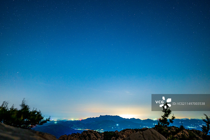 夏季北半球浩瀚的夜空星光，北极星挂在天空，摄于山东省日照市九仙山景区图片素材