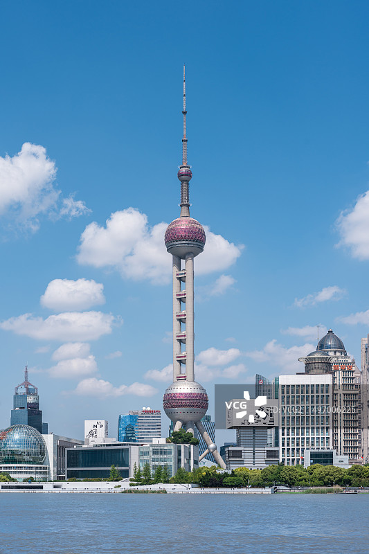 城市风光魔都上海外滩夏季蓝天白云图片素材