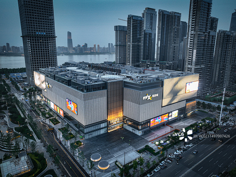 武汉武昌万象城开业武昌滨江带江景高视角航拍商场图片素材