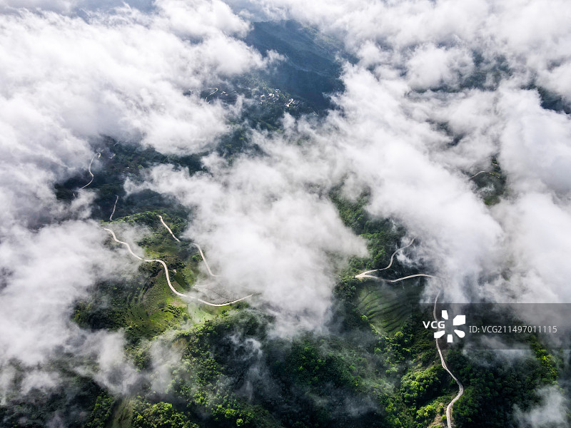 云雾飘渺的大沟图片素材