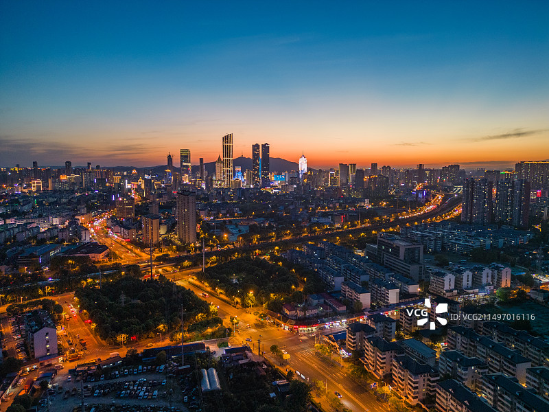 无锡市中心夜幕时分图片素材