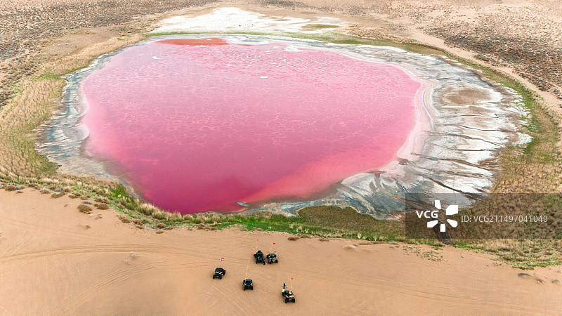 巴丹吉林沙漠红海子车队合拍图片素材
