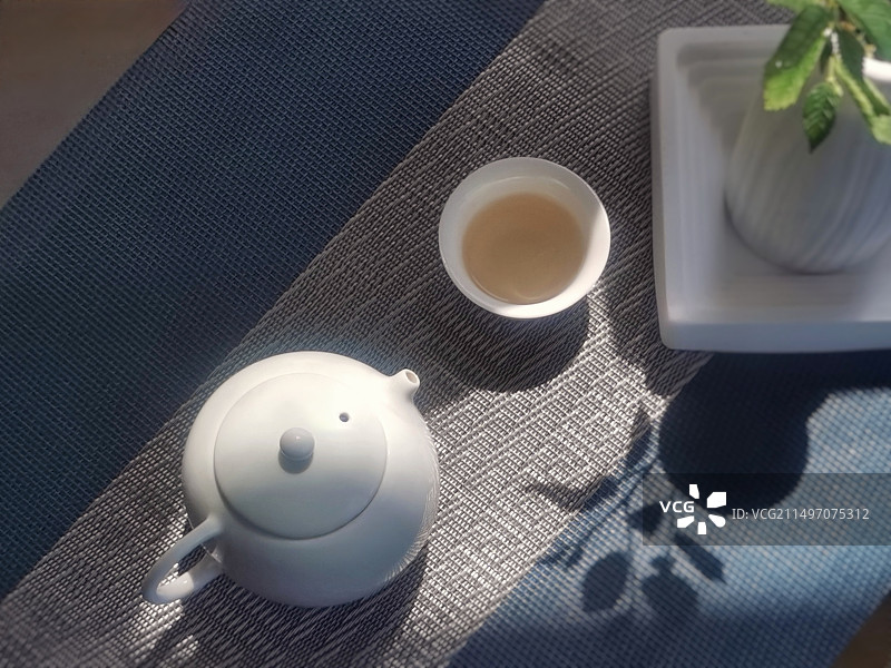桌上茶的高角度视图图片素材