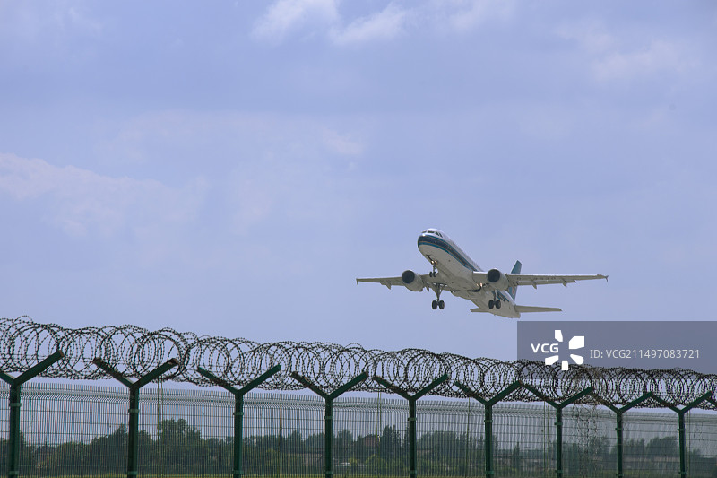 扬泰机场飞机起飞图片素材