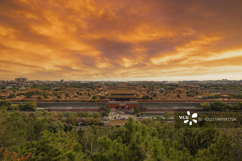 北京日落晚霞景山公园高视角俯视中轴线故宫博物院城市风光图片素材