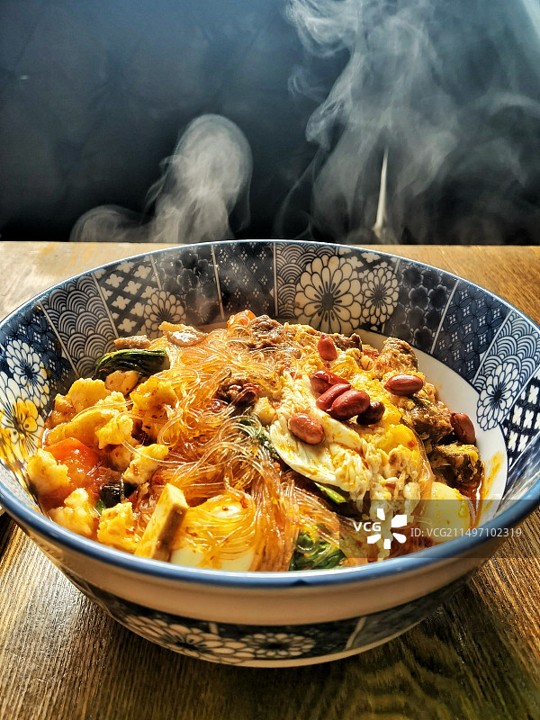 桌上碗里食物的特写镜头图片素材