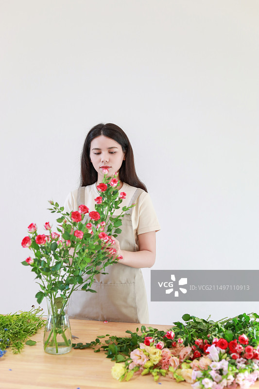 一名中国美女在插花图片素材