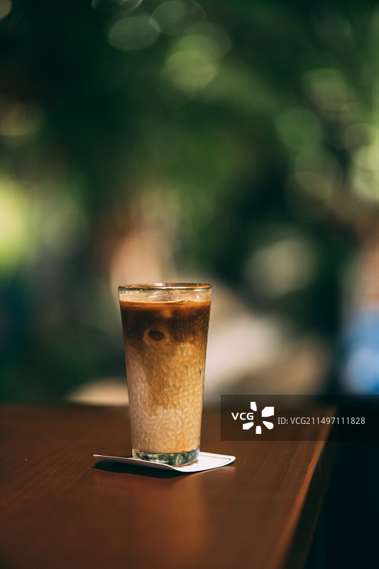 热带森林中的一杯拿铁咖啡图片素材