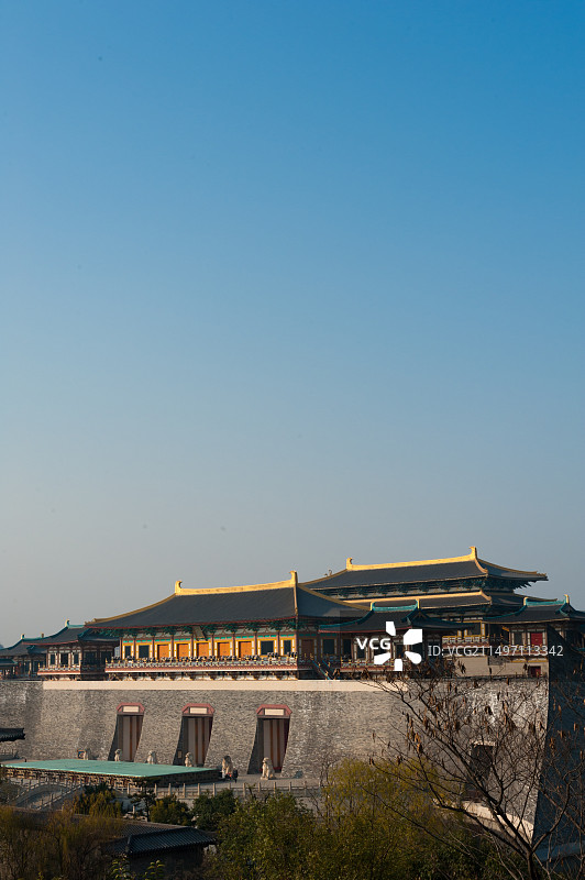 蓝天下的古建筑朱雀之门图片素材