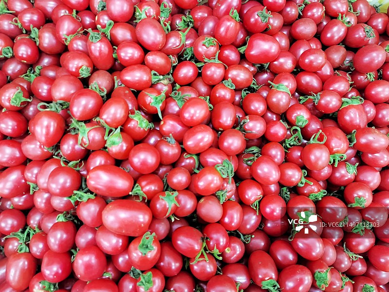 超市货架上销售的小番茄图片素材