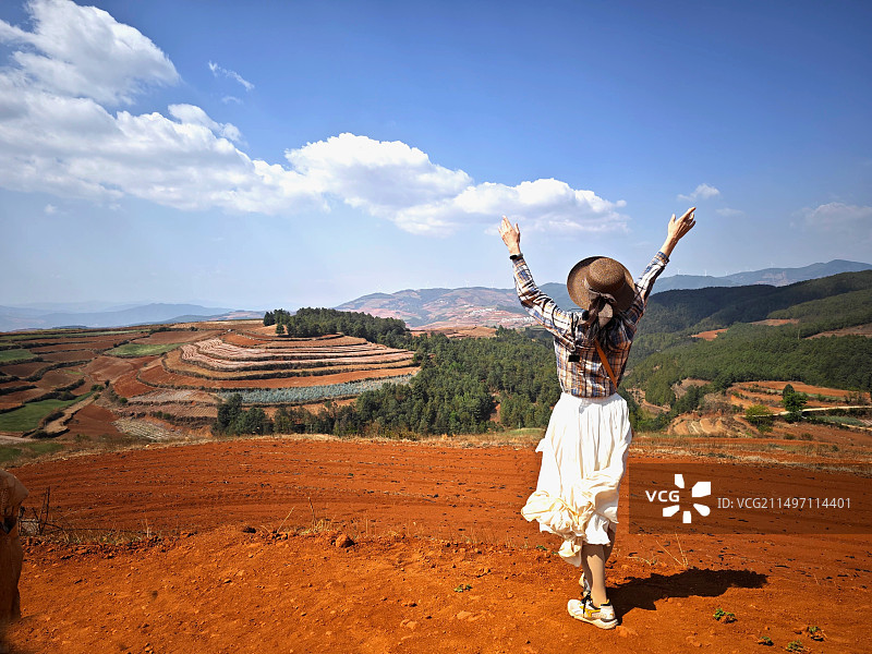 站在山上的女人的后视图图片素材