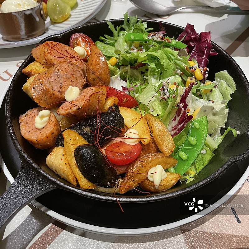 餐桌上锅里食物的高角度视图图片素材