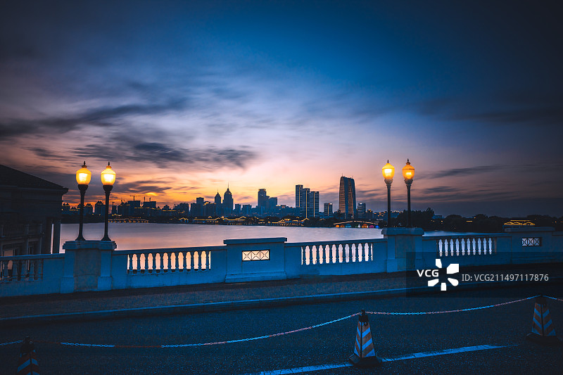 夜幕降临时的苏州李公堤城市全瞰视角图片素材