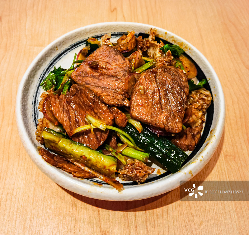 桌面上的一盘凉拌卤牛肉的特写图片素材