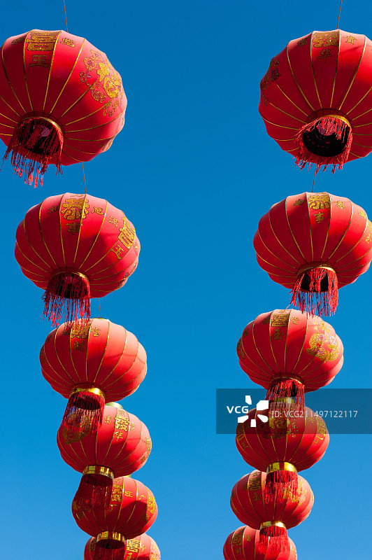 蓝天下红灯笼的低视角图片素材