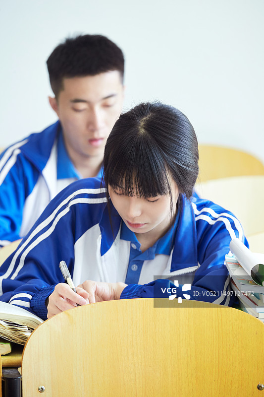 教室里努力看书学习备战高考的高中生图片素材