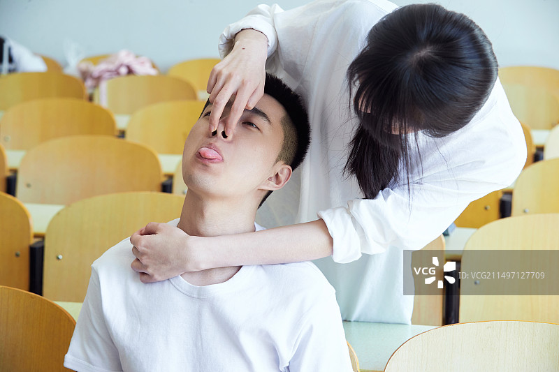 大学自习室相互依偎的青年情侣图片素材