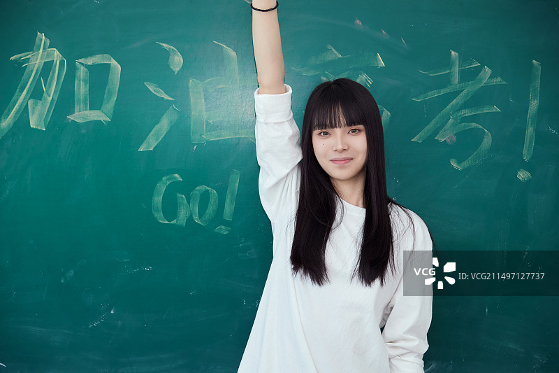 教室里讲台上为高考加油激励的高中生图片素材