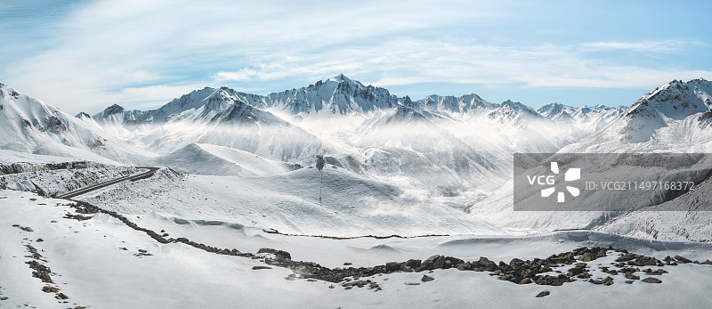 云雾中白雪皑皑的独库公路风景图片素材