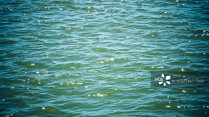 湖泊碧水波光粼粼水域绿色图片素材