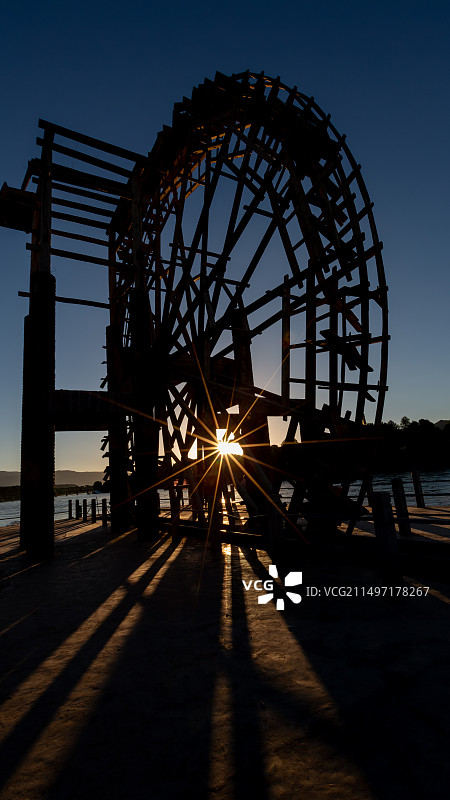 黄河大水车日落之光图片素材