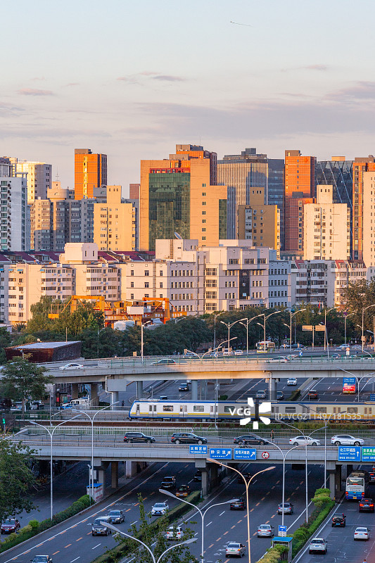 中国北京晚高峰城市主干路车流，北京地铁行驶在天桥上图片素材