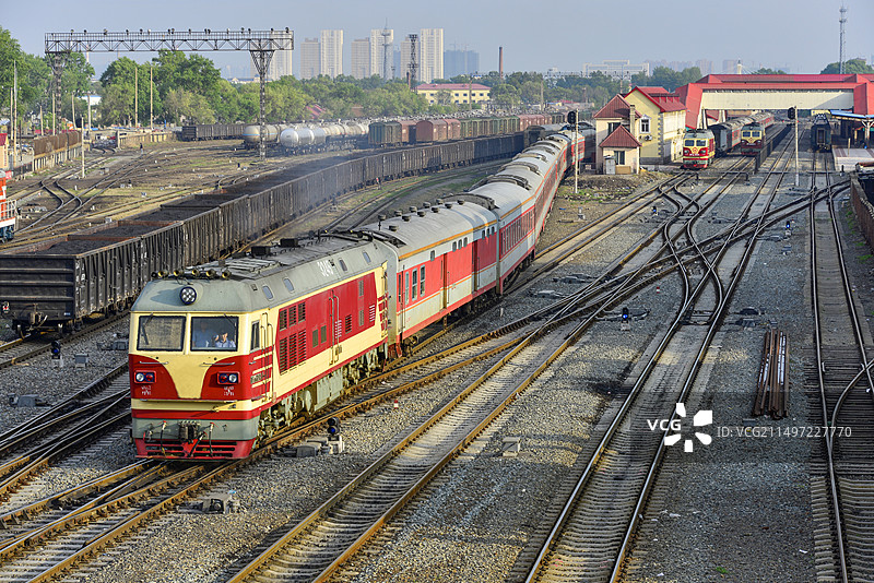 DF4D3245民兵号机车牵引哈尔滨东-满洲里K7059次离开哈尔滨东站图片素材