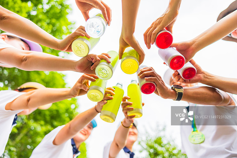 团队团建庆祝干杯图片素材