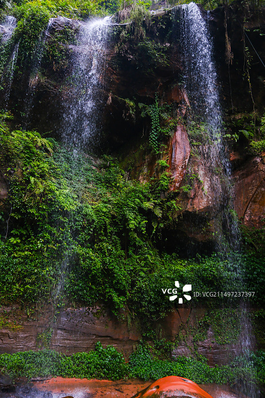 中国四川宜宾蜀南竹海忘忧谷景区，瀑布，幽谷，亭子，忘忧亭，五叠屏，忘忧谷石刻，九天瀑布，石破天惊图片素材