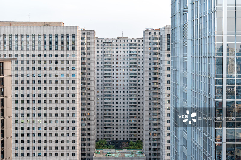 密集的格子间办公楼与住宅楼建筑压迫感图片素材