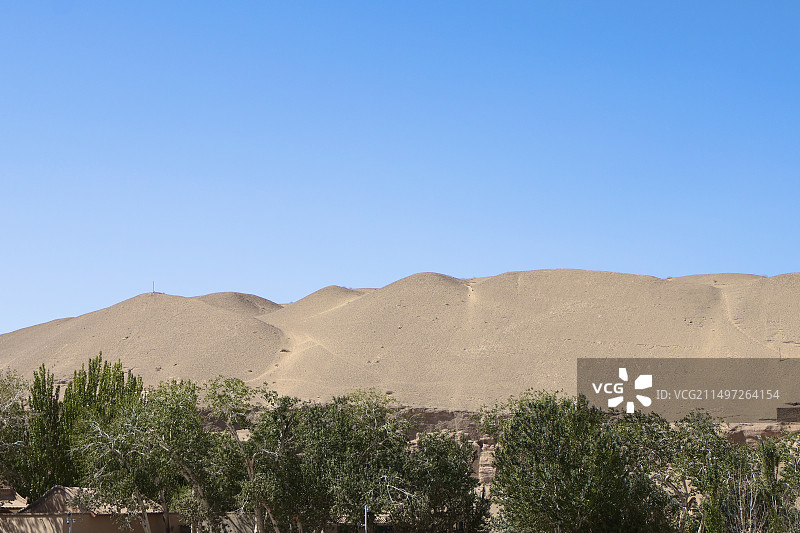 蓝天映衬下的沙漠风光图片素材