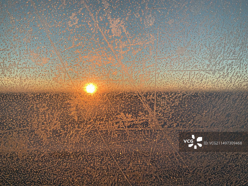 透过结冰的车窗看夕阳图片素材