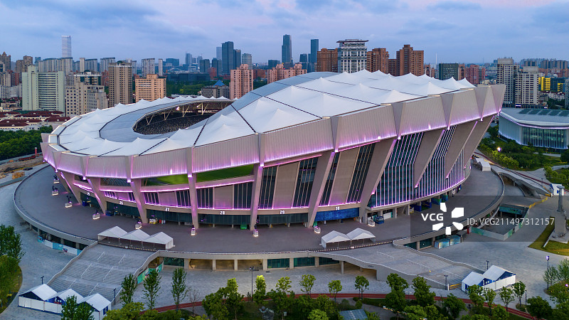 上海八万人体育场夜景图片素材