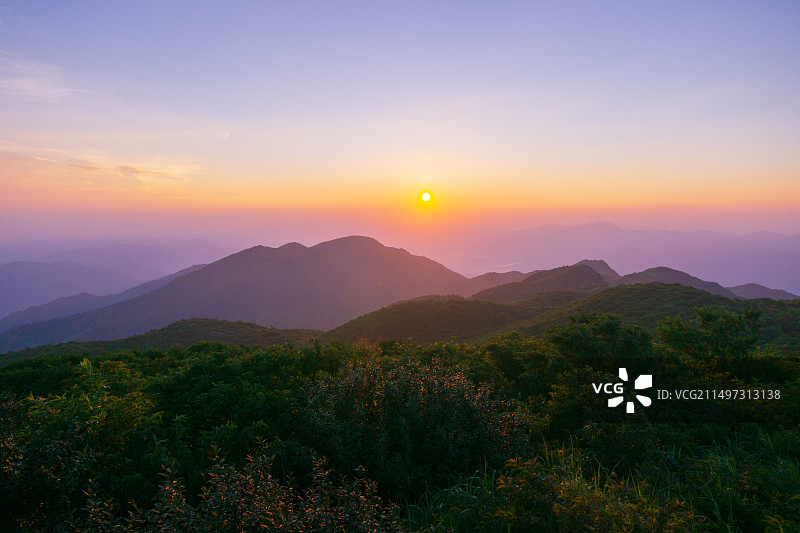 浏阳河流淌在蓝天白云下阳光照耀的大围山山谷草原上图片素材