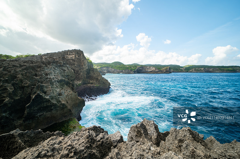 海浪拍打岩石悬崖 巴厘岛 佩尼达岛图片素材
