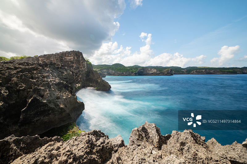 海浪拍打岩石悬崖 巴厘岛 佩尼达岛图片素材