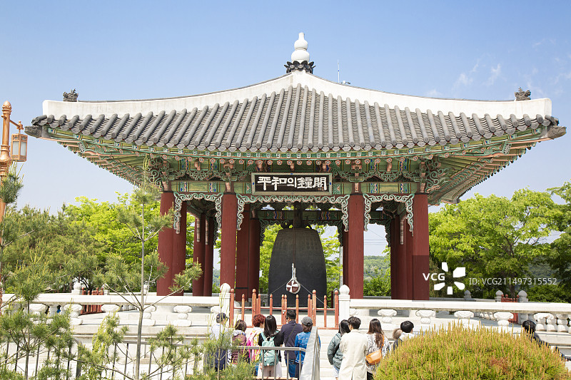 韩国朝韩停战“三八线临津阁”和平钟图片素材