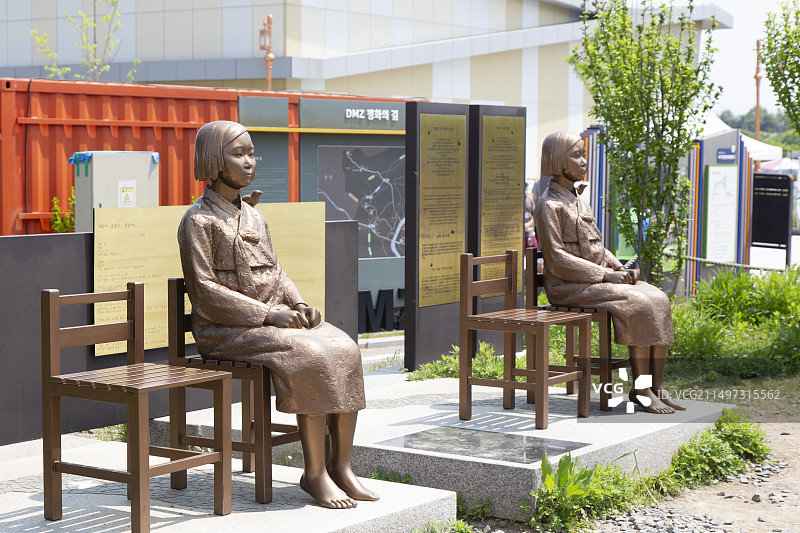 韩国朝韩停战三八线临津阁的慰安妇像图片素材