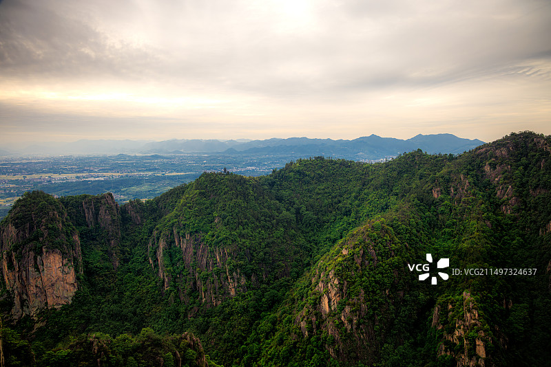 中国浙江省台州市著名景点天台山日落时群山对天的景色图片素材